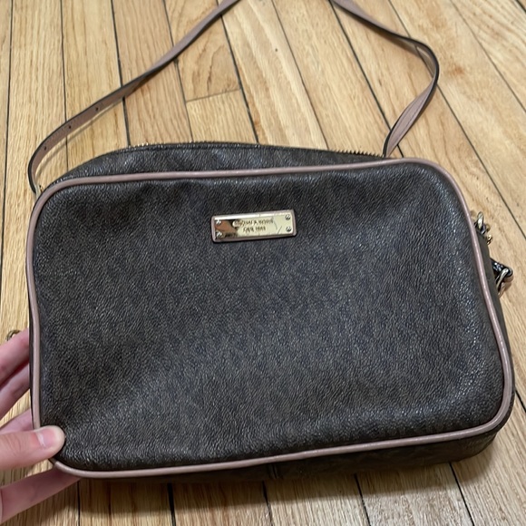 Michael kors cross body purse - Picture 2 of 9